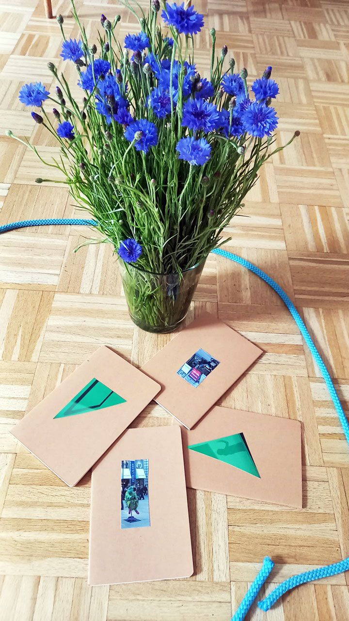 Barbara Lehmann - Transformationsbooster Blumenstrauß mit Kärtchen auf dem Boden liegend