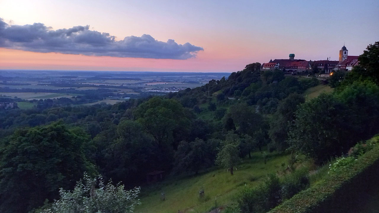 Landschaft mit Weitblick bei Dämmerung.
