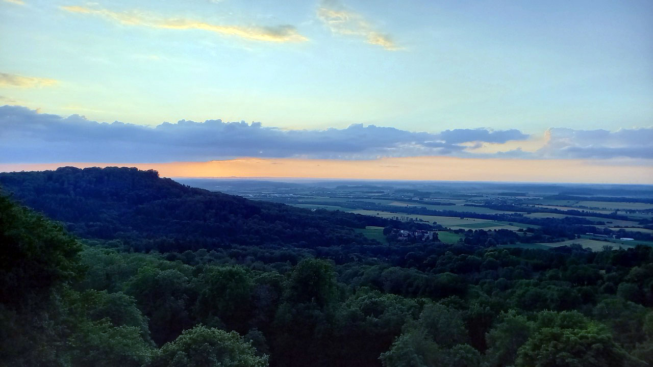 Landschaft mit Weitblick bei Dämmerung.