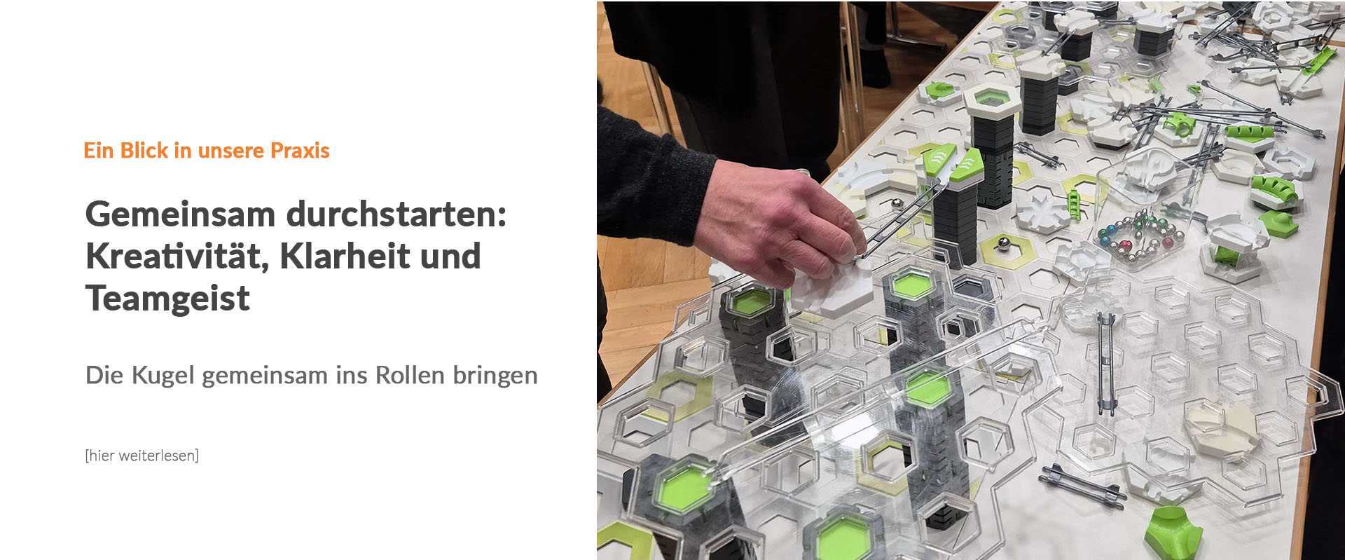 Die Kugel gemeinsam ins Rollen bringen