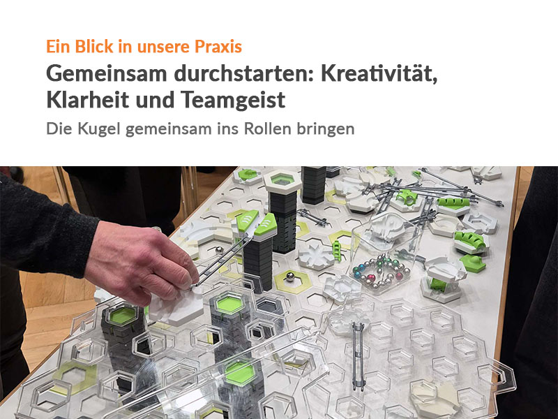 Die Kugel gemeinsam ins Rollen bringen